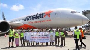 pesawat jetstar mendarat di bandara ngurah rai 1