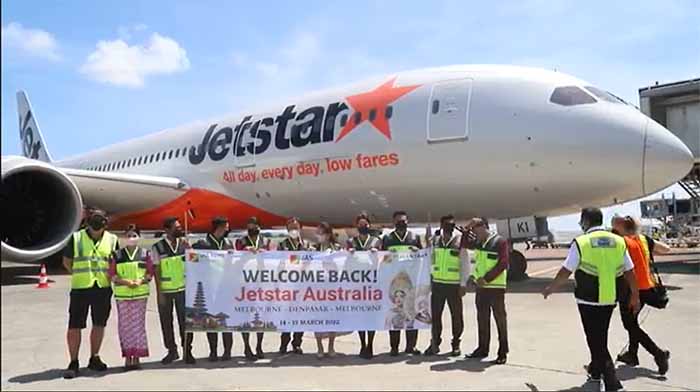 pesawat jetstar mendarat di bandara ngurah rai 1