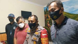 polisi memberikan keterangan pers