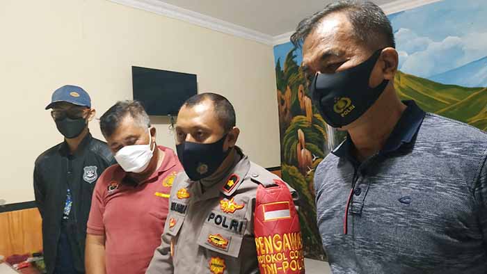 polisi memberikan keterangan pers