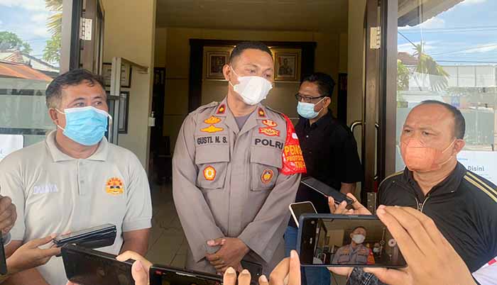 polisi memberikan keterangan