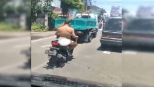 polisi naik motor telanjang