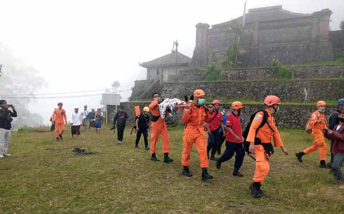 Terpeleset, Pemedak di Gunung Agung…