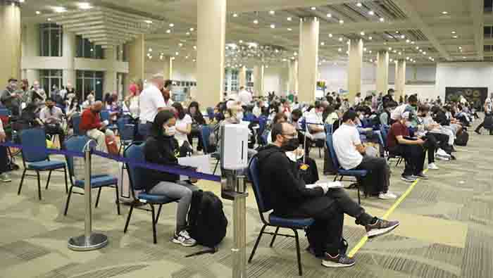 wisatawan tiba di bandara ngurah rai