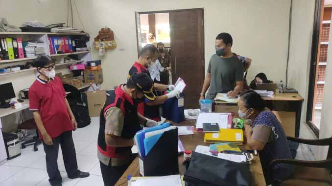 Proses penggeledahan di rumah debitur BPD Cabang Badung