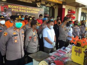 Satuan Reserse Kriminal (reskrim) Polres Badung menggelar release ungkap kasus untuk sat reskrim polres badung dan polsek jajaran yang dilaksanakan diloby Mapolres Badung (1)