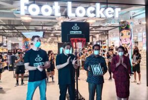 Sekda Adi Arnawa (dua dari kanan) dan Ketua Dekranasda Badung, Ny Seniasih Giri Prasta hadir pada pembukaan gerai Foot Locker