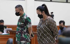 TERDAKWA I BRIGADIR JENDERAL TNI YUS ADI KAMRULLAH dan TERDAKWA II NI PUTU PURNAMASARI
