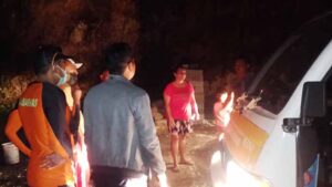 Turis Terjebak Ombak Pasang