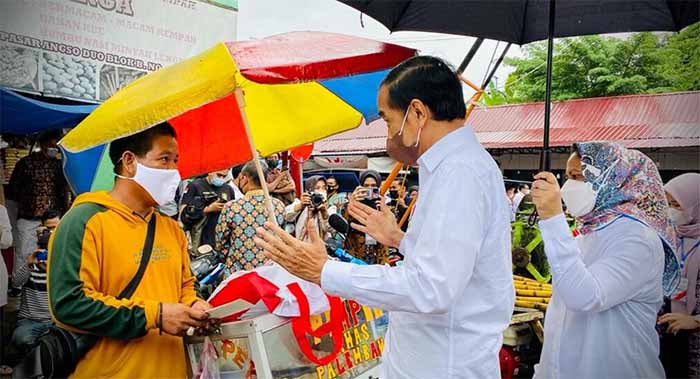 Presiden Joko Widodo memberikan Bantuan Langsung Tunai (BLT)