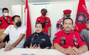 Korban didampingi kuasa hukum dan Pemuda Batak Bersatu. (Foto M-007)