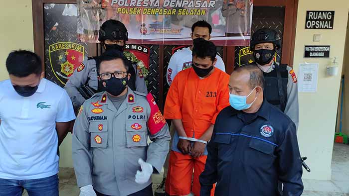 pelaku digiring di Polsek Densel