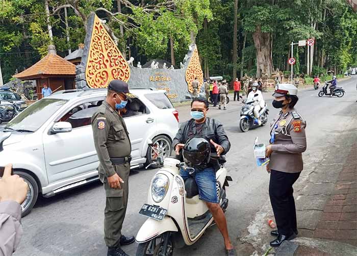 Polsek Abiansemal bersama Satpol PP Bagikan masker gratis.