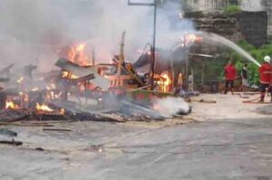 sejumlah warung di pantai melasti terbakar