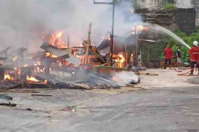 sejumlah warung di pantai melasti terbakar