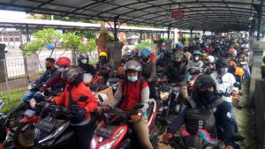 suasana di pelabuhan gilimanuk h-4 lebaran