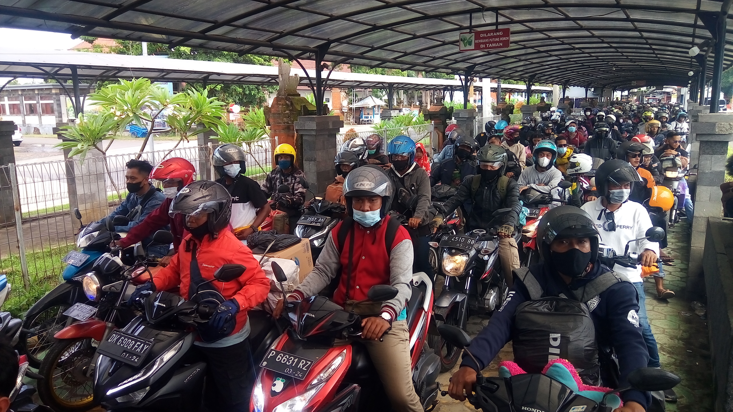suasana di pelabuhan gilimanuk h-4 lebaran