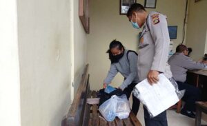 Bripka I Nyoman Seputra anggota SPKT Polsek Mengwi melakukan pengecekan barang bawaan kepada masyarakat yang hendak melakukan besuk tahanan di rumah tahanan (rutan) Polsek Mengwi