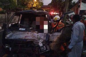 Hantam Truk Sampah, Evakuasi Penumpang Pick Up Terjepit Dramatis