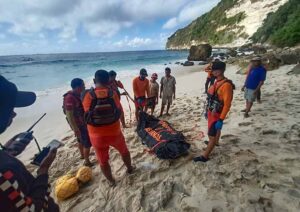 Jasad Pria Ditemukan Terapung di Pantai Atuh Nusa Penida