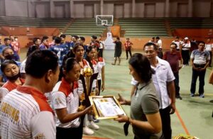 Kapolsek Kuta Utara Serahkan Piala dan Piagam Turnamen Bola Voly PBVSI Kabupaten Badung