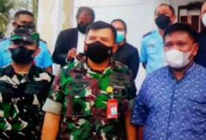 Ketua Sinode GPM Elifas Maspaitella dan Danlanud Pattimura Andreas A. Dhewo di halaman Gereja Betlehem Efrata