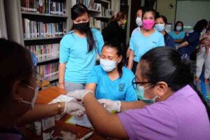 Komunitas We Are Sisters sedang memberikan edukasi soal kebersihan Menstruasi kepada penghuni Lapas Wanita Kerobokan Bali