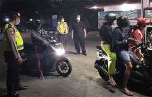 Laksanakan Patroli Malam Samapta Polsek Mengwi Sambangi SPBU