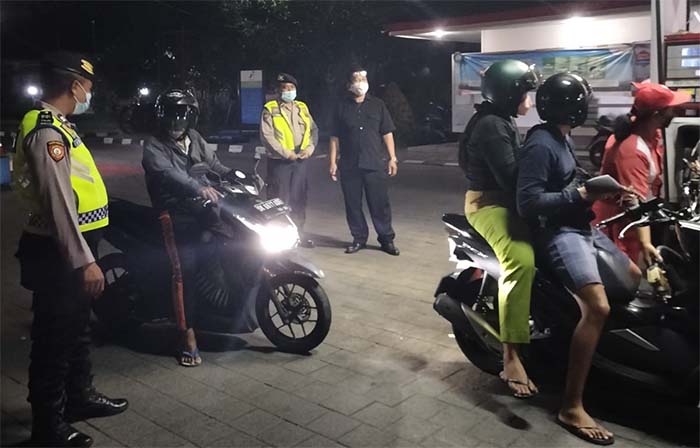 Laksanakan Patroli Malam Samapta Polsek Mengwi Sambangi SPBU