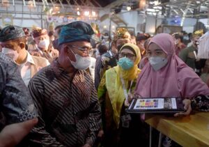 Menko PMK Muhajir Effendi bersama sejumlah pejabat lainnya meninjau pameran ADEXCO di Nusa Dua Bali