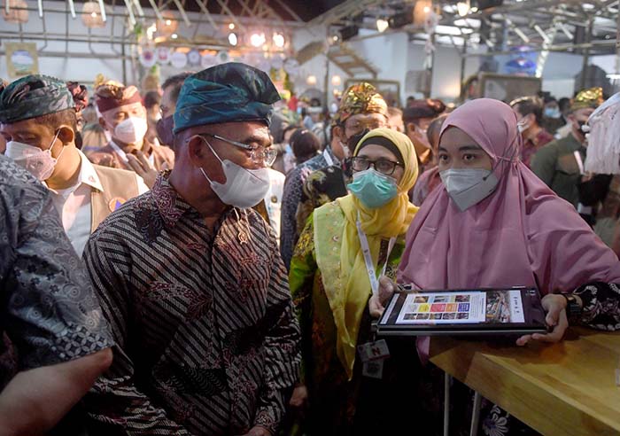 Menko PMK Muhajir Effendi bersama sejumlah pejabat lainnya meninjau pameran ADEXCO di Nusa Dua Bali