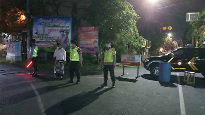 Personel Polsek Mengwi Bersinergi Dengan Pecalang