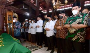 Presiden Joko Widodo melaksanakan salat jenazah atas wafatnya Buya Syafii Maarif di Masjid Gedhe Kauman