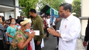 Presiden Joko Widodo membagikan sembako kepada masyarakat sekitar Istana Kepresidenan Tampaksiring, Kabupaten Gianyar