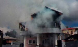 Satu rumah warga berlantai dua terbakar, di Benteng Atas (Bentas) milik Yan Kakisina.
