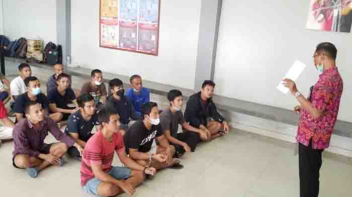 Sejumlah tahanan yang dipindahkan