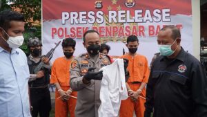 Tiga Pria Aniaya Pasangan Kekasih Viral di Media sosial