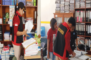 Tim Kajari Aru, yang dipimpin Kasie Pidsus Sesca Taberima, S.H, sedang melakukan penggeledahan di Kantor Dinas Pendidikan Kabupaten Kepulauan Aru.