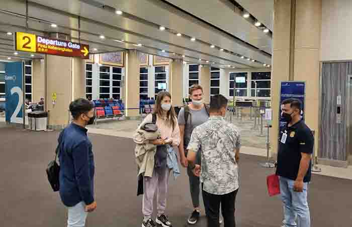 Wanita Rusia Yang Telanjang di Kawasan Suci Diusir Dari Bali