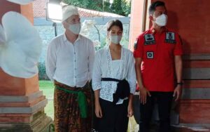 Wanita Rusia dibawa ke Rumah Jabatan Gubernur Bali untuk memberikan keterangan pers