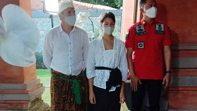 Wanita Rusia dibawa ke Rumah Jabatan Gubernur Bali untuk memberikan keterangan pers