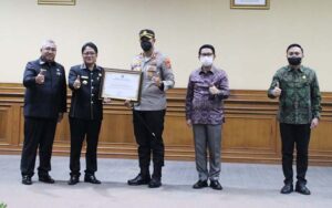 bupati giri prasta beri penghargaan kepada polres badung