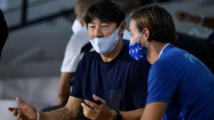 marc klok berbincang dengan pelatih