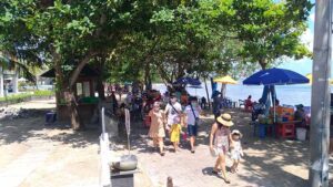 padatnya wisatawan di Pantai Kuta saat Liburan Hari Raya Idul Fitri