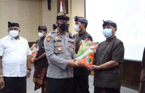penyerahan bibit padi di puspem badung