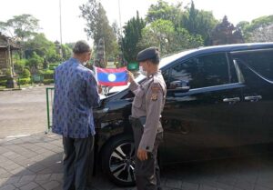 polsek mengwi melakukan pengamanan menkes laos di taman ayun