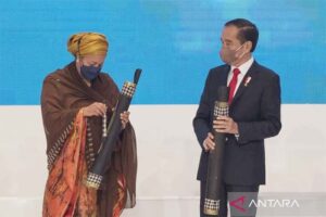 residen Joko Widodo (kanan) bersama UN Deputy Secretary-General Amina Mohammed (kiri) memegang kulkul