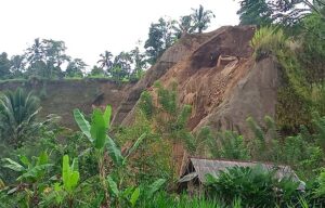 Aktifitas pertambangan galian C di Angantiga dan tampak bukit yang gundul akibat dikeruk