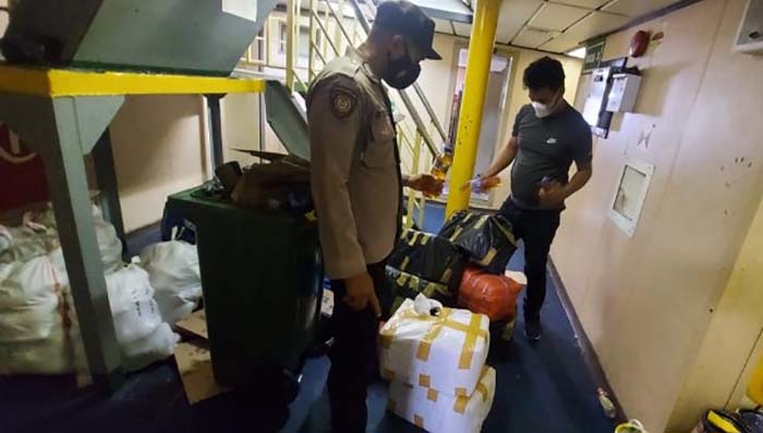 Anggota Polsek KPYS sedang melakukan tugas razia minuman keras tradisonal jenis sopi diatas KM. Sabuk Nusantara 87 yang tambat di Pelabuhan Gudang Arang, Ambon