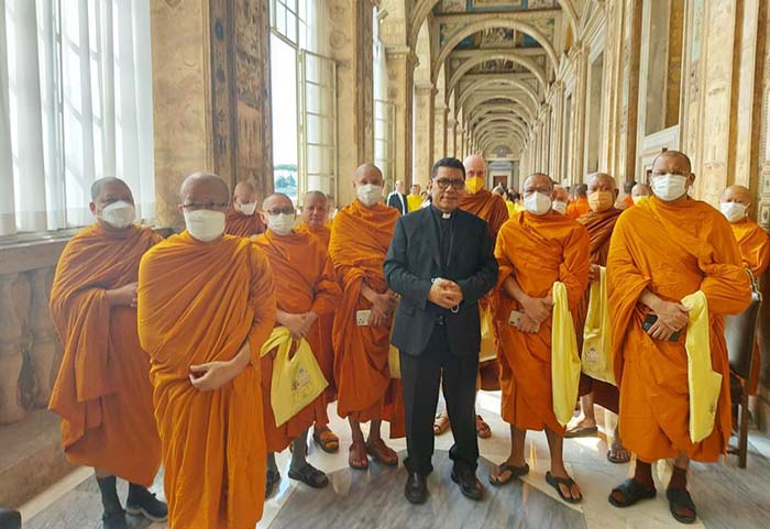 Para bhiksu foto bersama Padre Marco usai bertema Paus Fransiskus